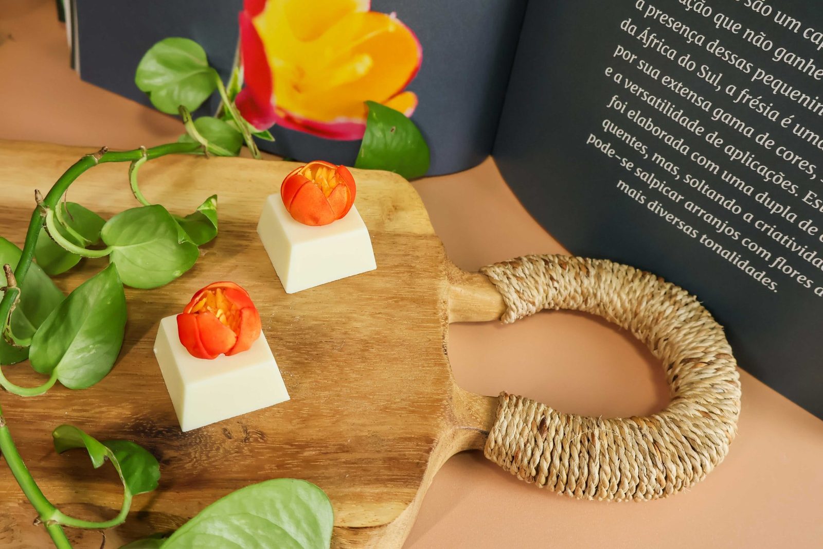 Doces com flores laranjas de açúcar