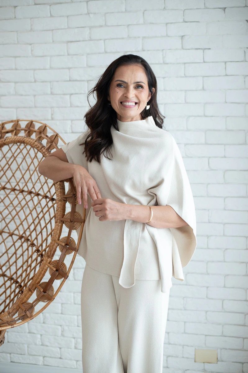 Prof Gi Carvalho em pé, sorrindo