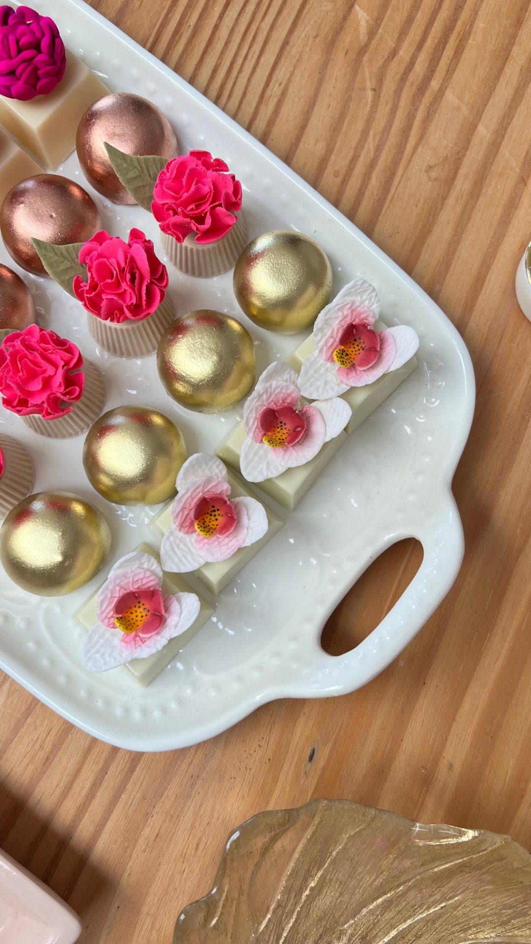 Doce fino com flor de açúcar sendo colocado na caixa