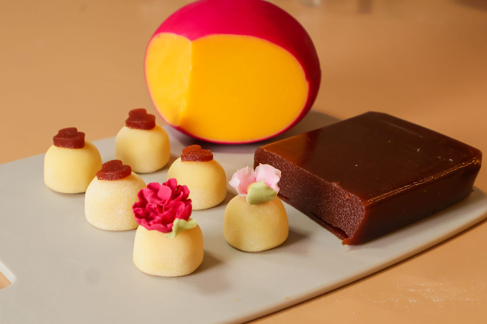 Doces finos amarelos com goiabada e bloco de doce de leite